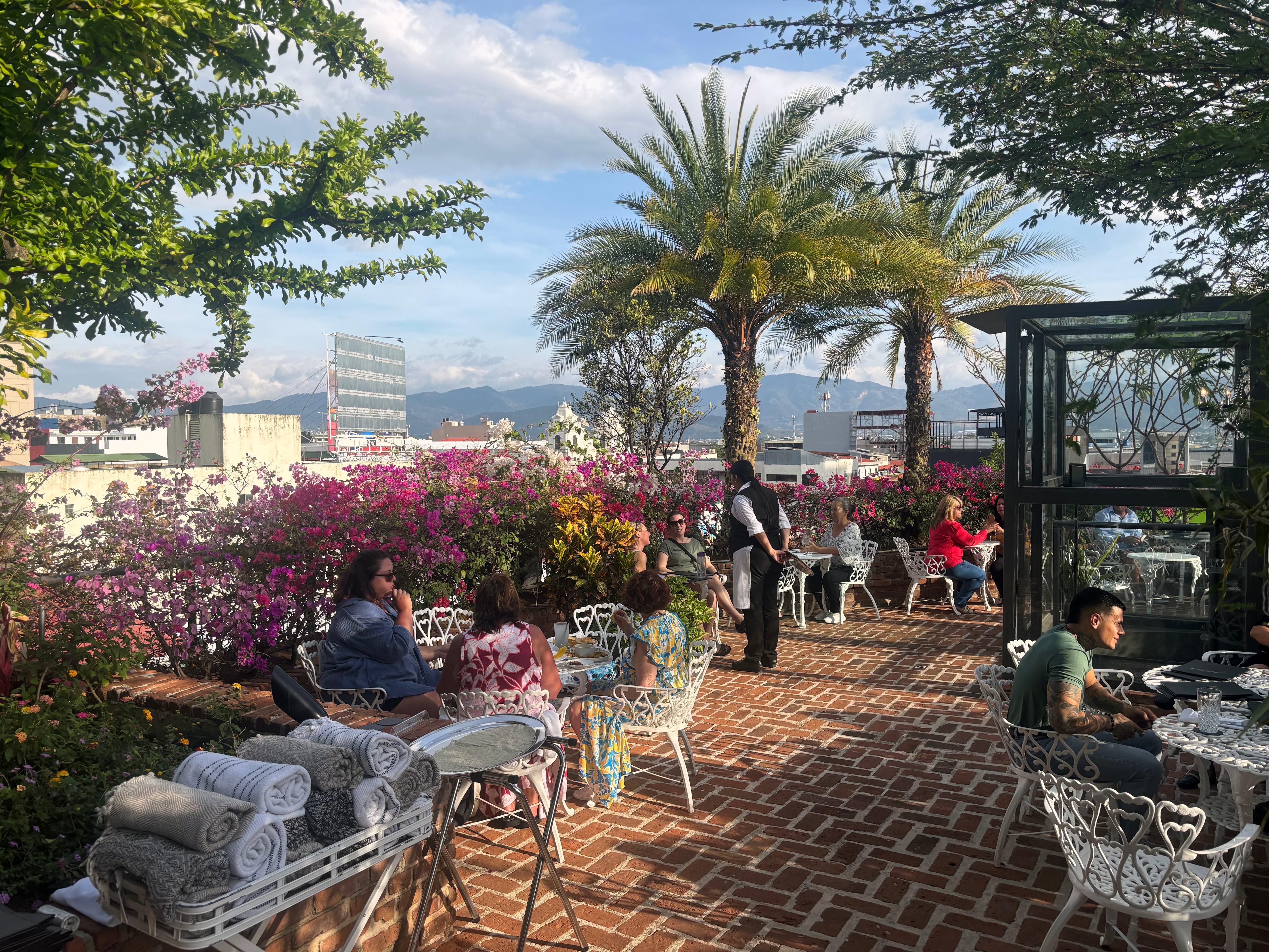 Azotea Calle 7 es un restaurante único en su clase, no solo en la ciudad capital, sino también en el
resto del país. Este lugar se asemeja a muchos cafés europeos