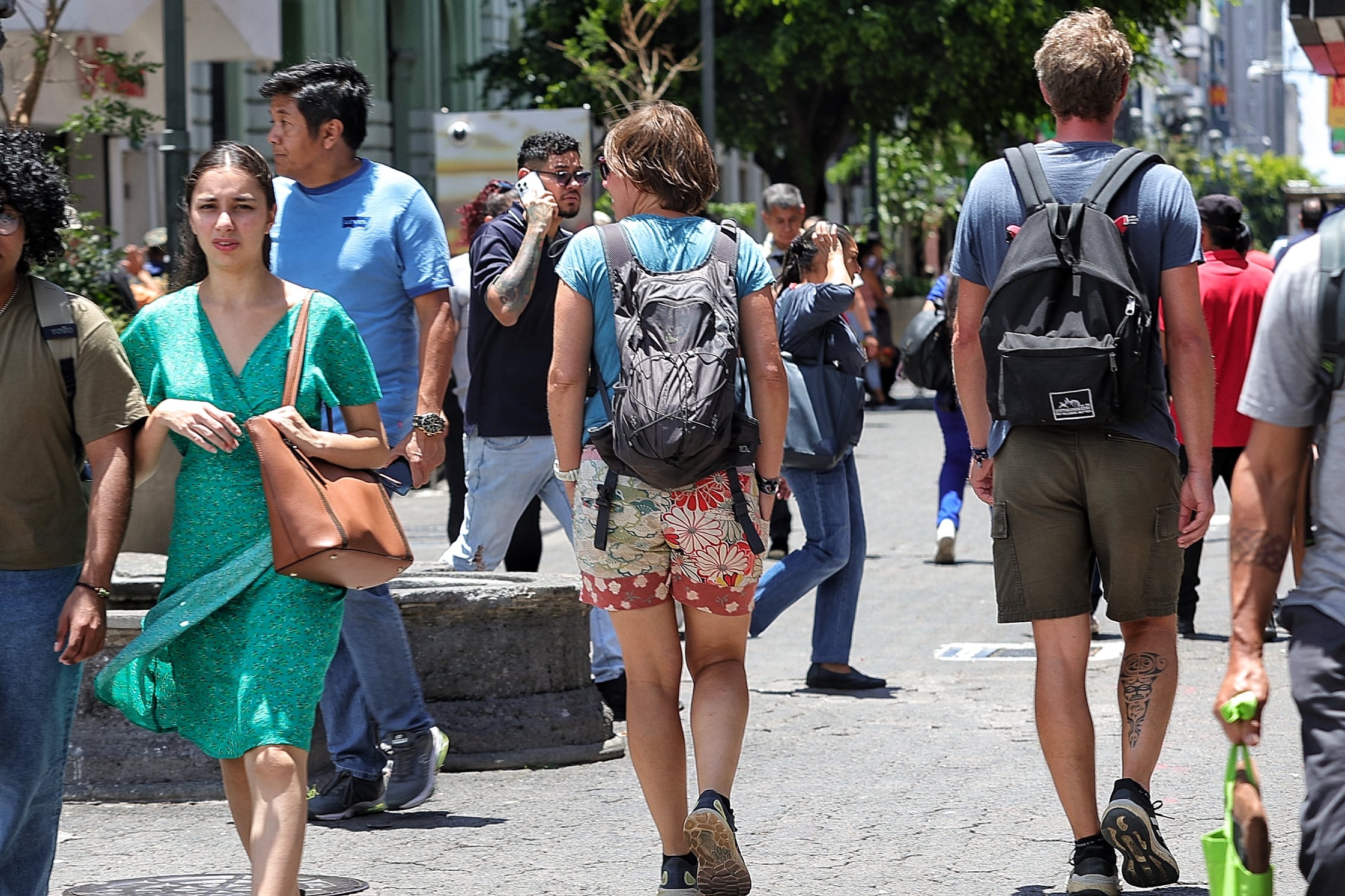 Fotografías de turistas en San José centro para ilustrar nota sobre inseguridad por robo / foto John Durán